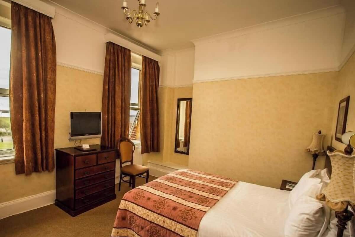 Premium bedding, in-room safe, individually decorated