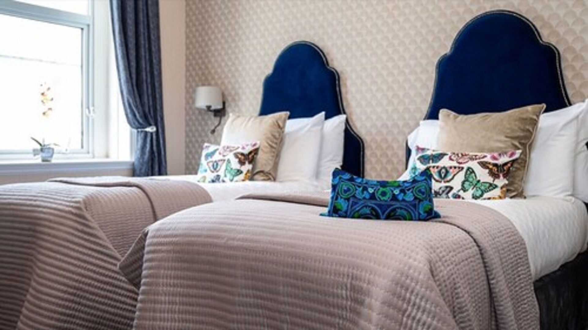 Bộ đồ giường cao cấp, két bảo mật tại phòng, trang trí khác biệt 