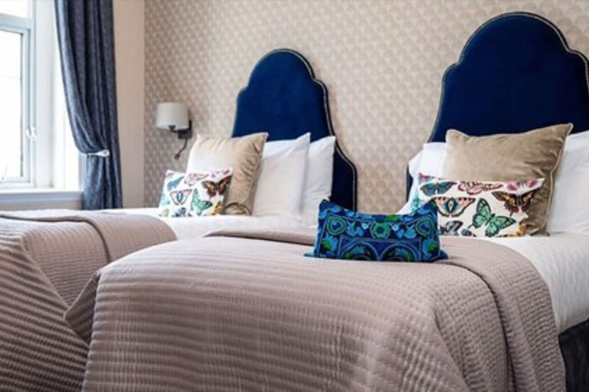 Bộ đồ giường cao cấp, két bảo mật tại phòng, trang trí khác biệt