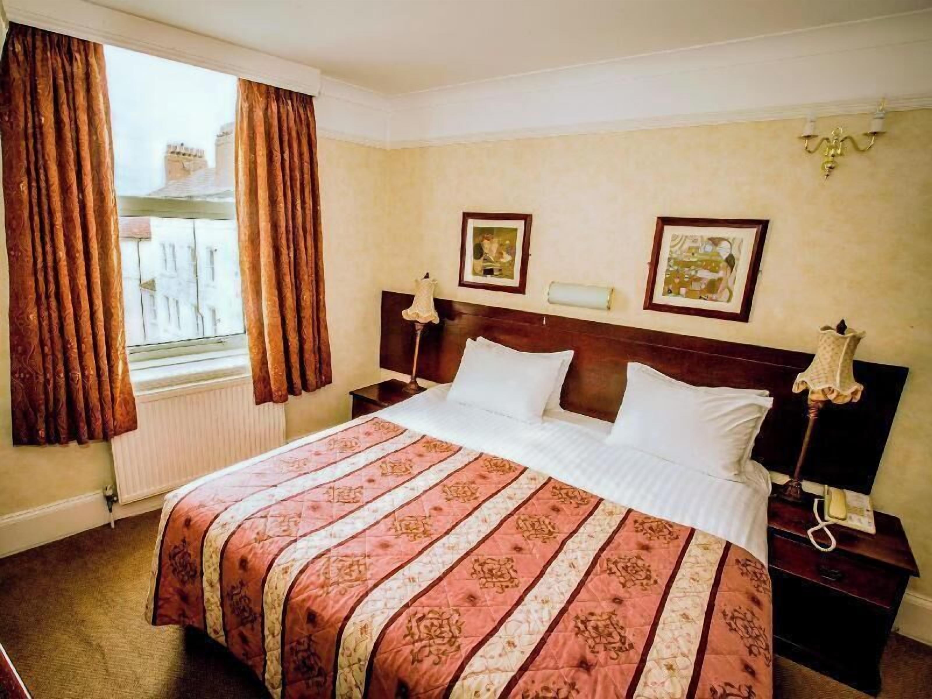 Bộ đồ giường cao cấp, két bảo mật tại phòng, trang trí khác biệt 