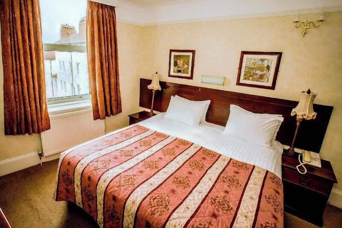 Bộ đồ giường cao cấp, két bảo mật tại phòng, trang trí khác biệt