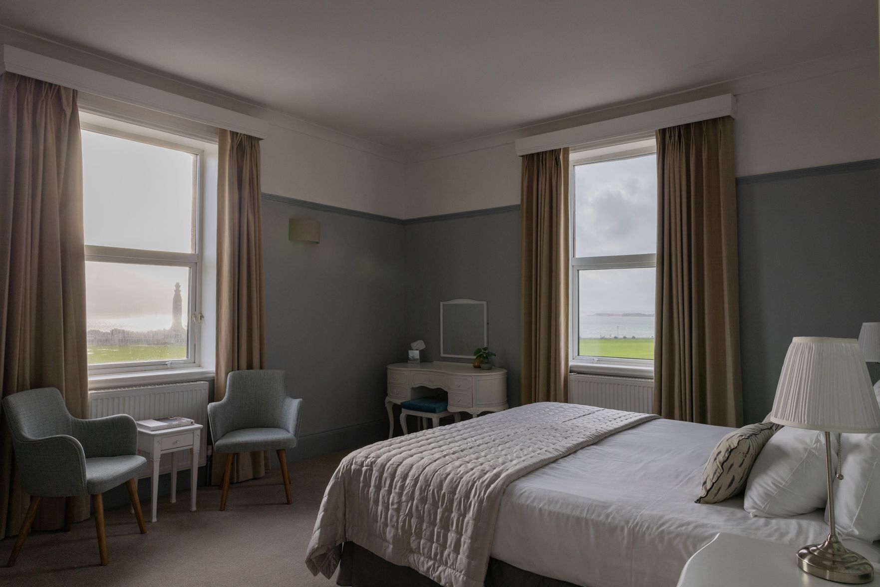 Bộ đồ giường cao cấp, két bảo mật tại phòng, trang trí khác biệt 