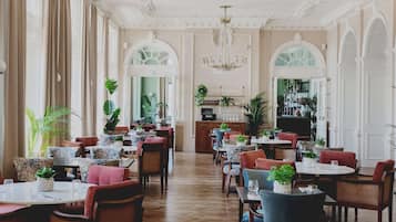 Se sirven desayunos, comidas y cenas con vista al jardín