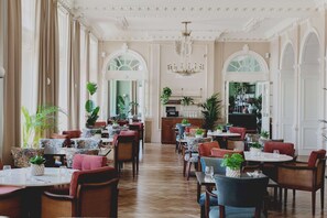 Petit-déjeuner, déjeuner et dîner servis sur place, vue sur le jardin