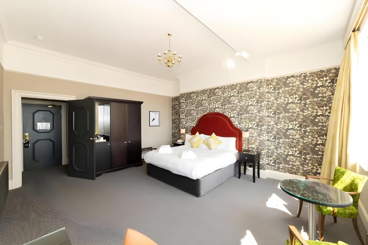 Premium bedding, in-room safe, desk, laptop workspace