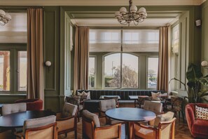 Vue sur l'océan, sert le petit déjeuner, le déjeuner et le dîner