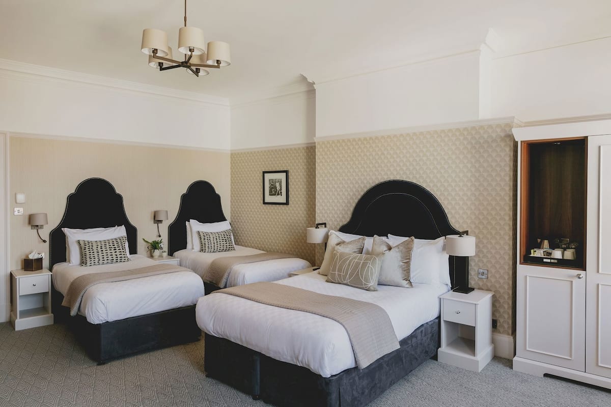 Bộ đồ giường cao cấp, két bảo mật tại phòng, trang trí khác biệt