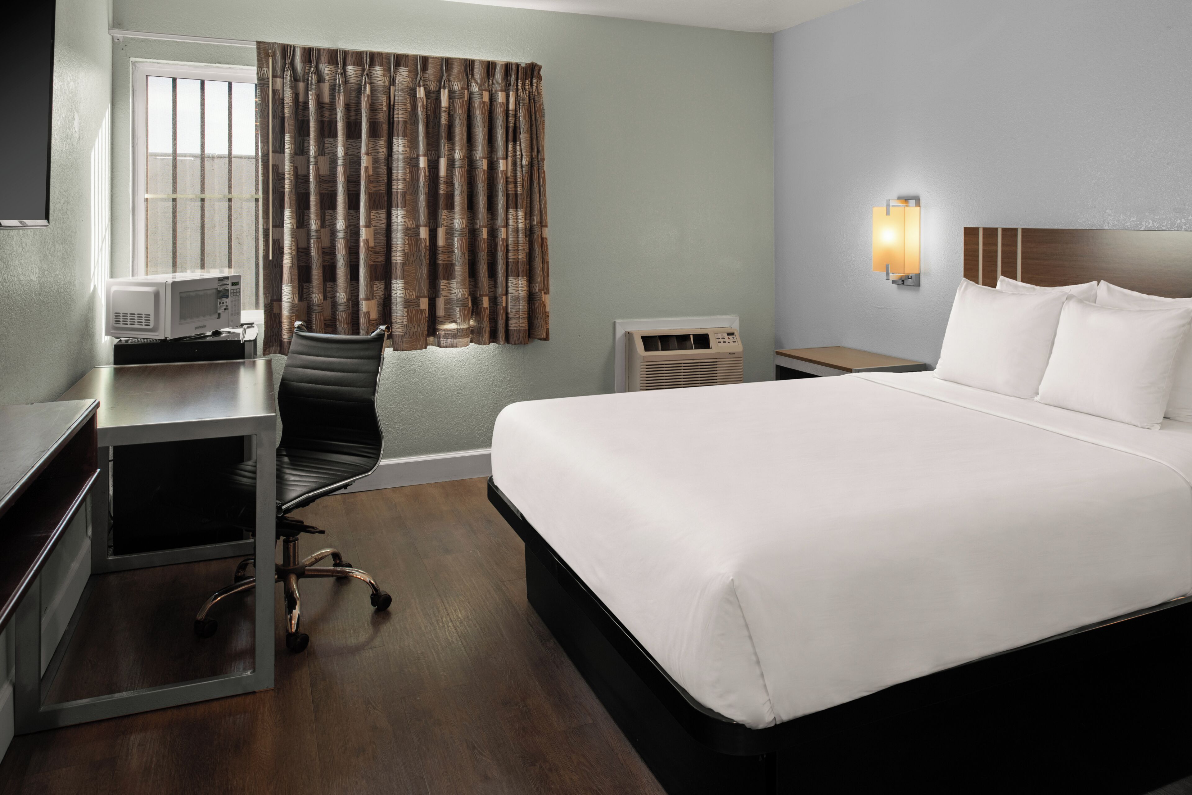 Room, 1 Queen Bed | Desk, iron/ironing board, free WiFi, bed sheets