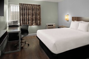 Habitación, 1 cama de matrimonio | Escritorio, tabla de planchar con plancha, wifi gratis y ropa de cama