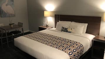 Escritorio, tabla de planchar con plancha, wifi gratis y ropa de cama