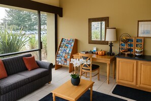 Lobby lounge - Sand Dollar Inn (Seaside)
