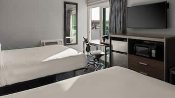 Zimmer, 2 Queen-Betten | Schreibtisch, Bügeleisen/Bügelbrett, kostenloses WLAN, Bettwäsche