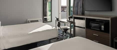 Habitación, 2 camas Queen size | Escritorio, tabla de planchar con plancha, wifi gratis y ropa de cama