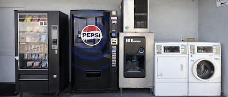 Máquina automática com logotipo da Pepsi, dispensador de gelo e máquina de lavar roupa.