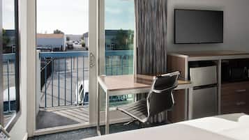 Zimmer, 2 Queen-Betten | Schreibtisch, Bügeleisen/Bügelbrett, kostenloses WLAN, Bettwäsche