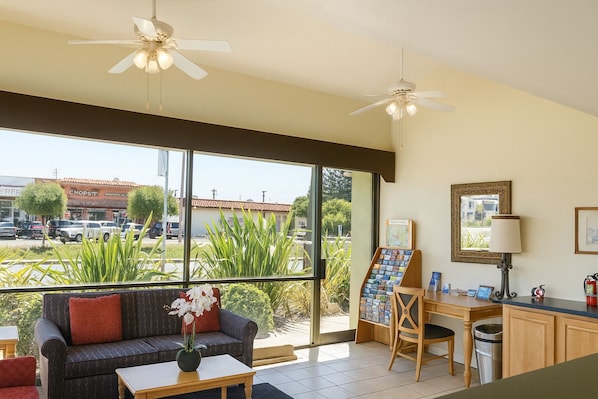 Lobby sitting area - Sand Dollar Inn (Seaside)