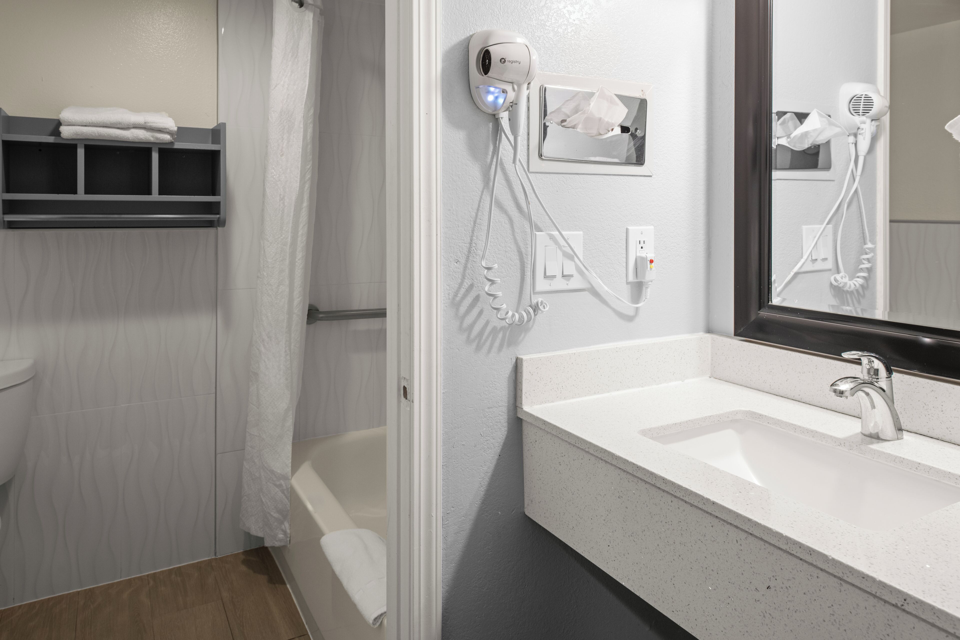Bañera con ducha, artículos de tocador gratuitos, secador de pelo
