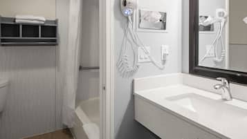 Bañera con ducha, artículos de tocador gratuitos, secador de pelo