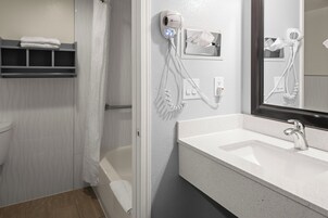 Bañera con ducha, artículos de tocador gratuitos, secador de pelo