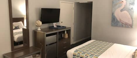 Habitación, 1 cama Queen size | Escritorio, tabla de planchar con plancha, wifi gratis y ropa de cama