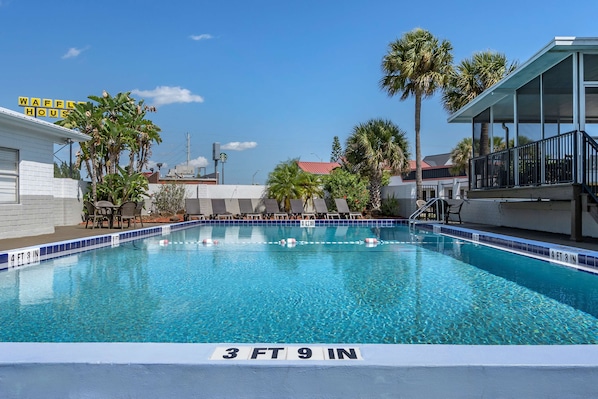 Una piscina al aire libre (de 09:00 a 21:00), tumbonas