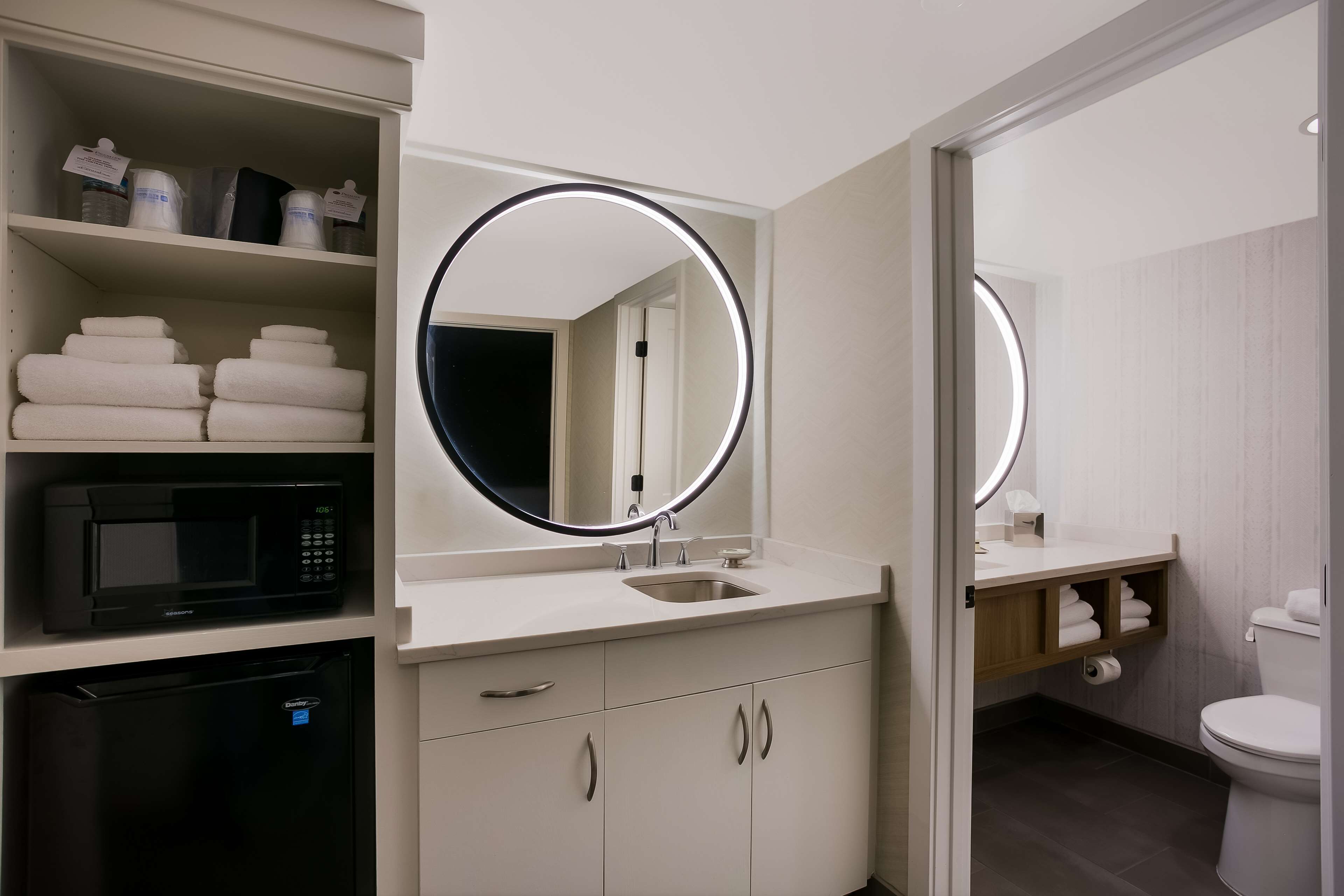 Suite, Mehrere Betten, Nichtraucher, Kühlschrank und Mikrowelle | Badezimmer | Kostenlose Toilettenartikel, Haartrockner, Handtücher