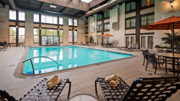 Una piscina techada, una piscina climatizada