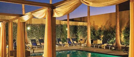 2 outdoor pools