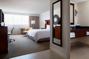 Premium bedding, pillowtop beds, desk, laptop workspace - Los Angeles Marriott Burbank Airport (Burbank)