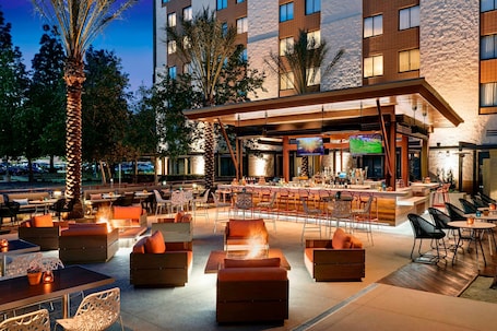 3 restaurantes; se sirve desayuno, almuerzo y cena; cocina americana. Los Angeles Marriott Burbank Airport