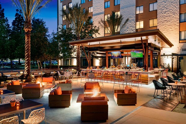 3 restaurantes; se sirven desayunos, almuerzos y cocina americana