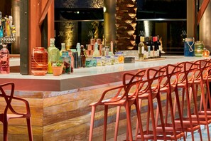 3 restaurantes; se sirve desayuno, almuerzo y cena; cocina americana