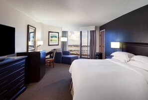 Premium bedding, down duvets, pillow-top beds, in-room safe - Hilton Houston NASA Clear Lake (Houston)