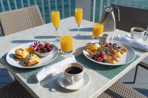 Café da manhã com buffet todos os dias (USD 18.99 por pessoa)