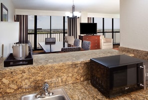 Chambre, 1 très grand lit (Parlor, Lakefront) | Minibar