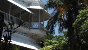 Un edificio de varios pisos con una torre central y balcones.