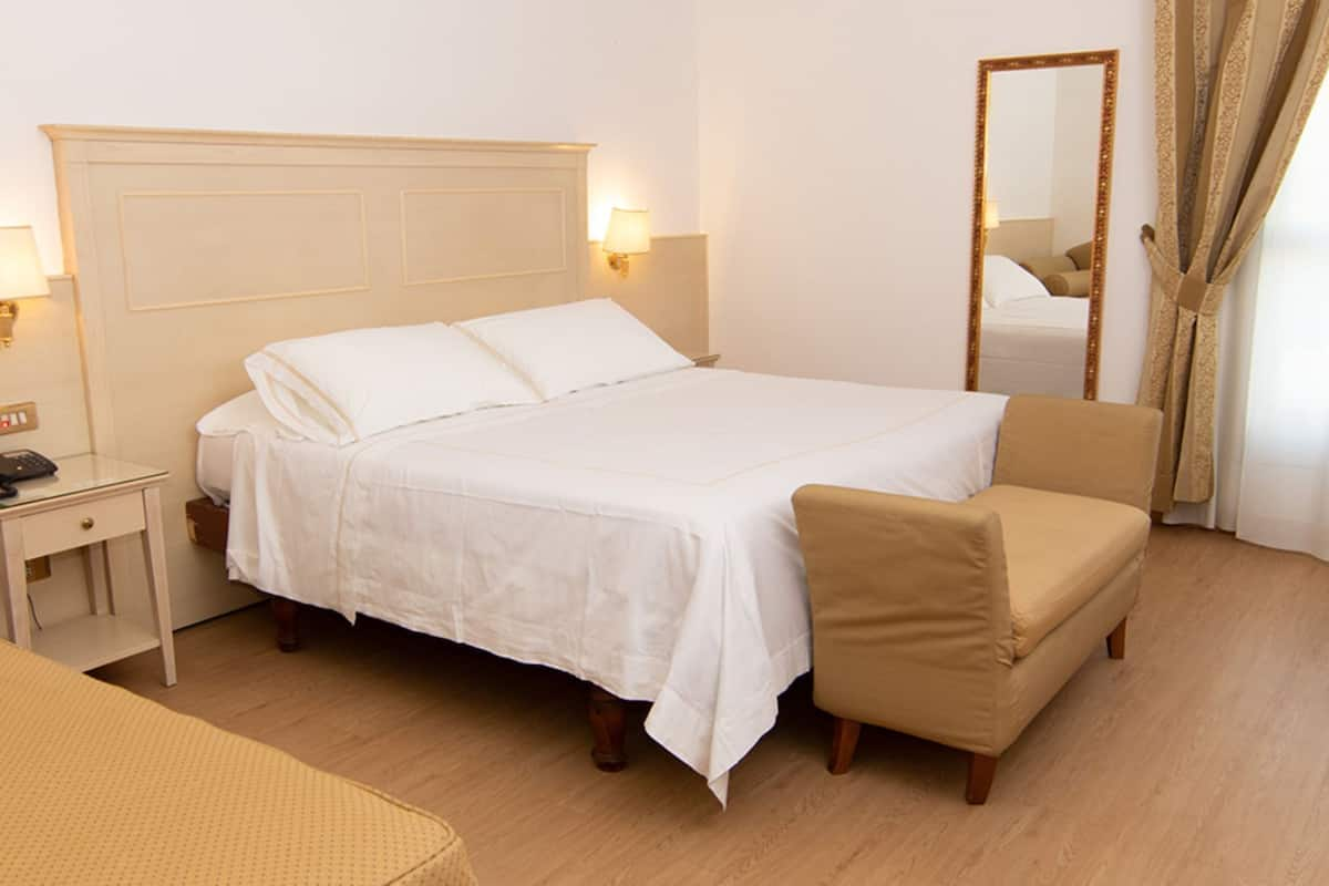 Classic Triple Room | In-room safe, free WiFi, bed sheets