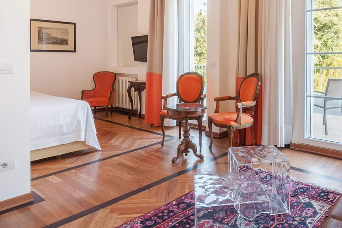 Suite | Living area | Flat-screen TV