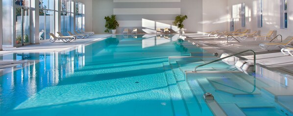 Una piscina cubierta, una piscina al aire libre