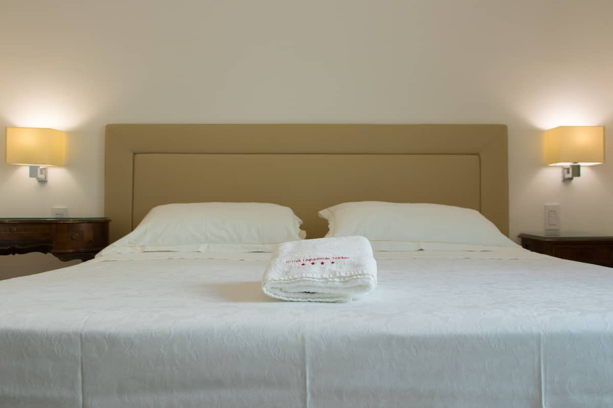 In-room safe, free WiFi, bed sheets