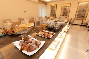 Café da manhã com buffet grátis todos os dias