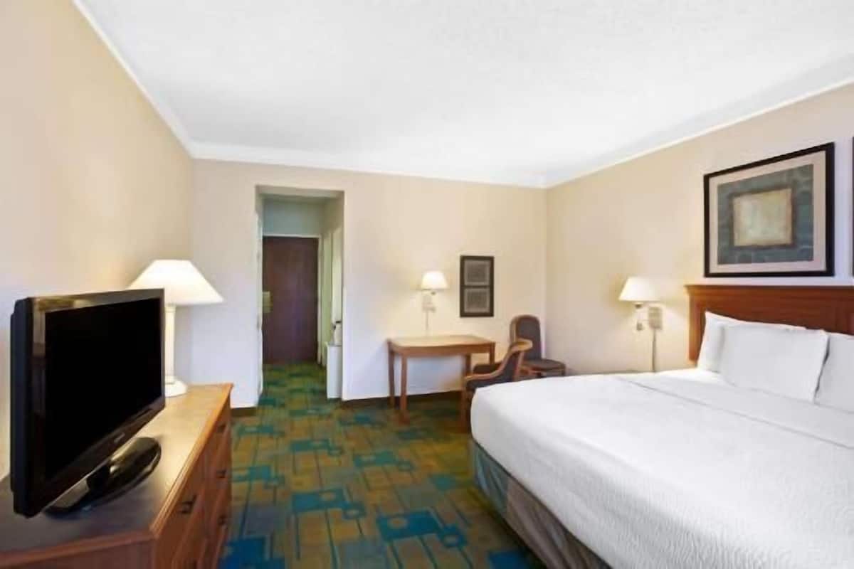 Senger med overmadrass, skrivebord og skrivebord for bærbar PC