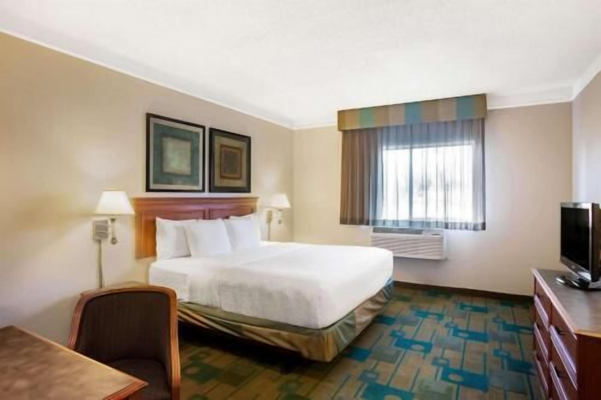 Camas com colchões pillow-top, escrivaninha