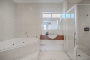 Habitación (King Spa) | Baño | Regadera, amenidades de baño gratuitas, secadora de cabello, toallas 