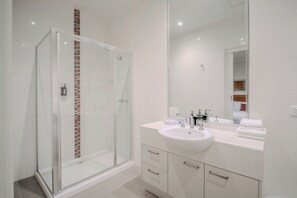 Apartment, 1 Bedroom | Bilik Mandi | Pancuran mandi, kelengkapan dandanan diri percuma, pengering rambut 
