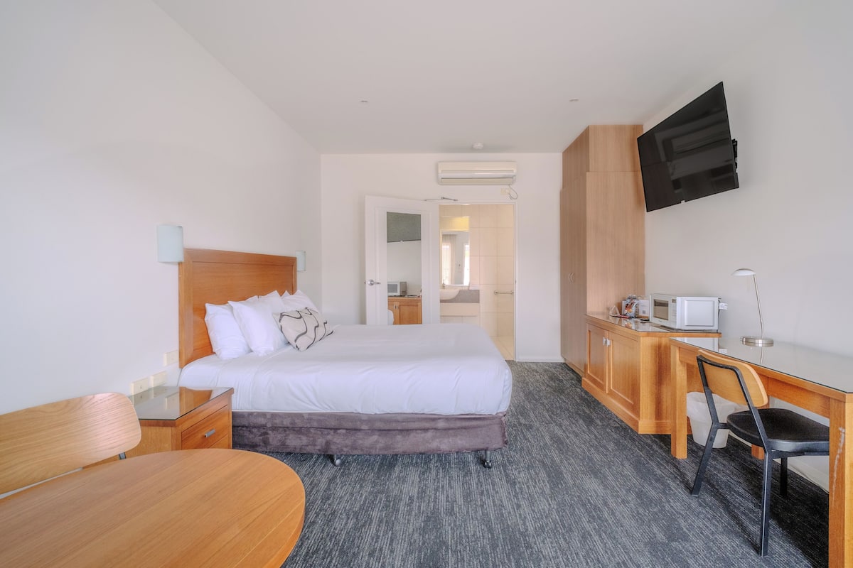 Habitación Deluxe (King) | Ropa de cama hipoalergénica, escritorio, tabla de planchar con plancha
