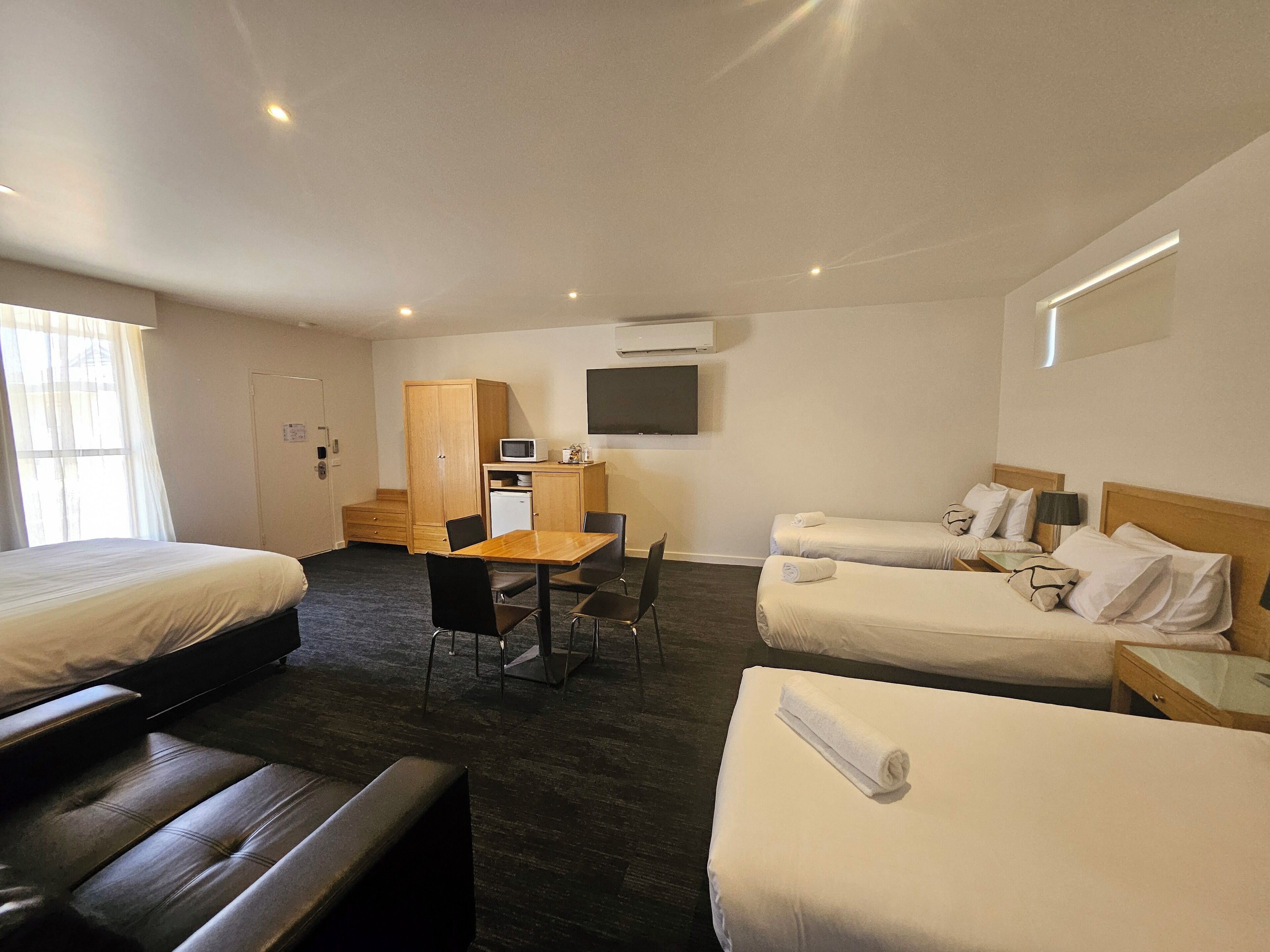 Quarto família | Roupas de cama antialérgicas, escrivaninha