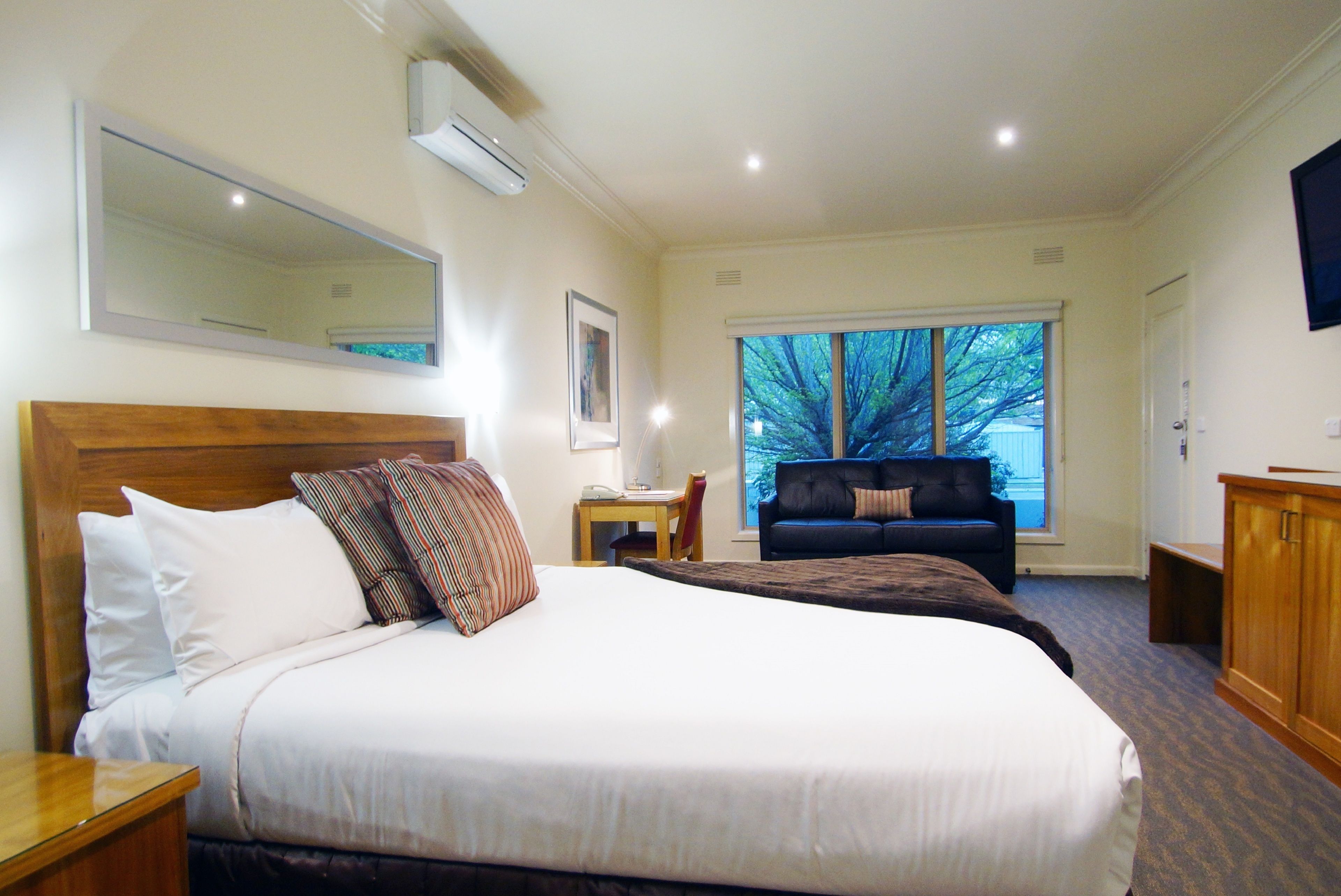 One Bedroom Apartment | Hypo-allergenic bedding, desk, iron/ironing board, free WiFi