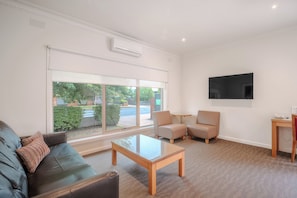 Departamento, 1 habitación | Área de sala de estar | Televisión LCD de 32 pulgadas con canales digitales y televisión