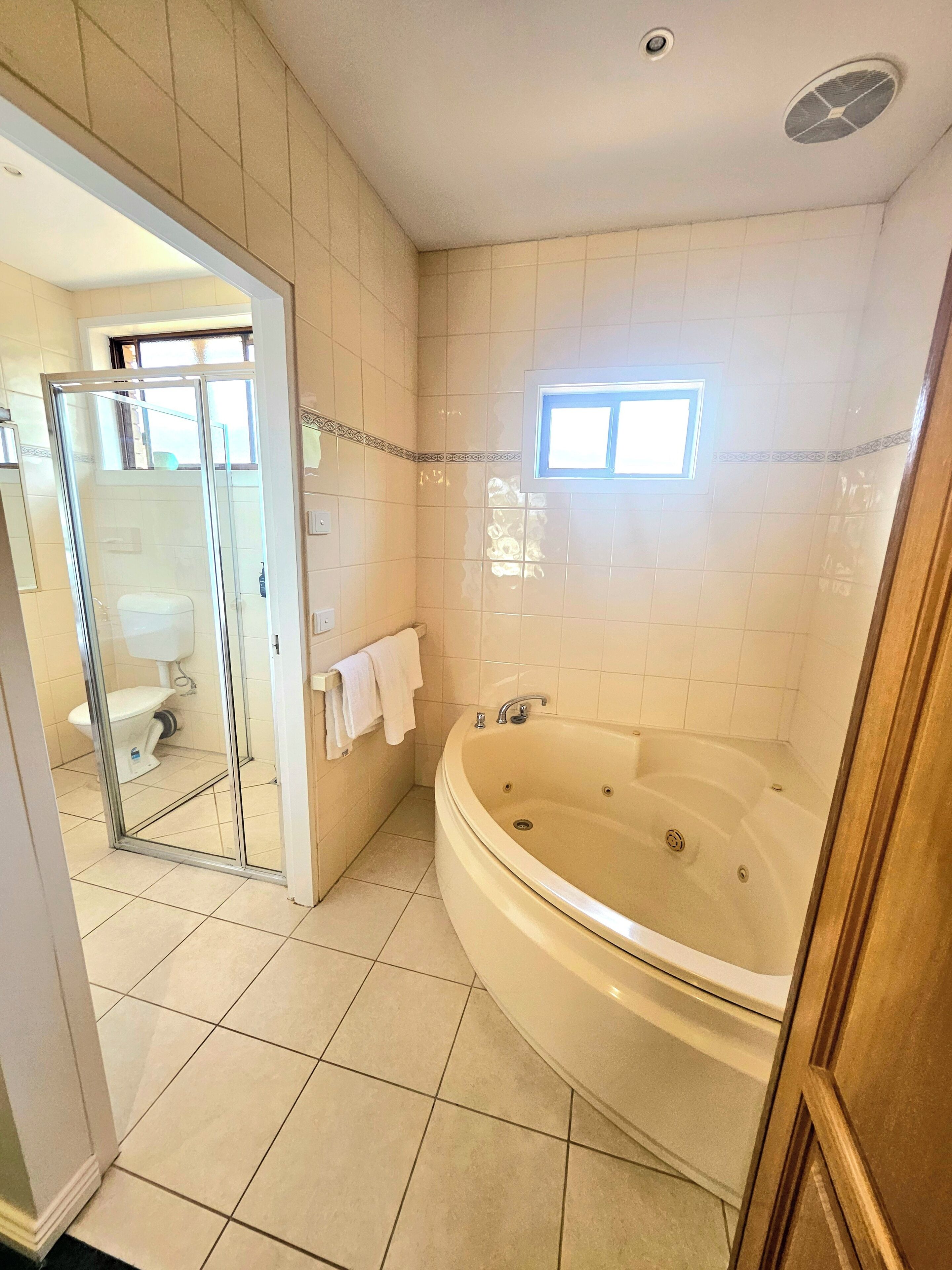 King Spa Room | Hypo-allergenic bedding, desk, iron/ironing board, free WiFi